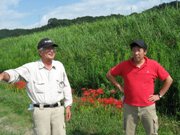 話し合う乗松相談役（左）土田部長